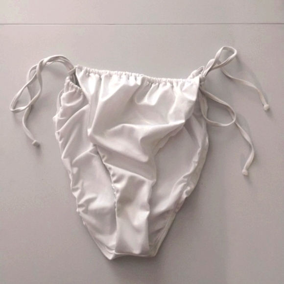 Good American Foiled Tiny Ties Bikini Bottom in Metallic White. Size 7 - Picture 9 of 13